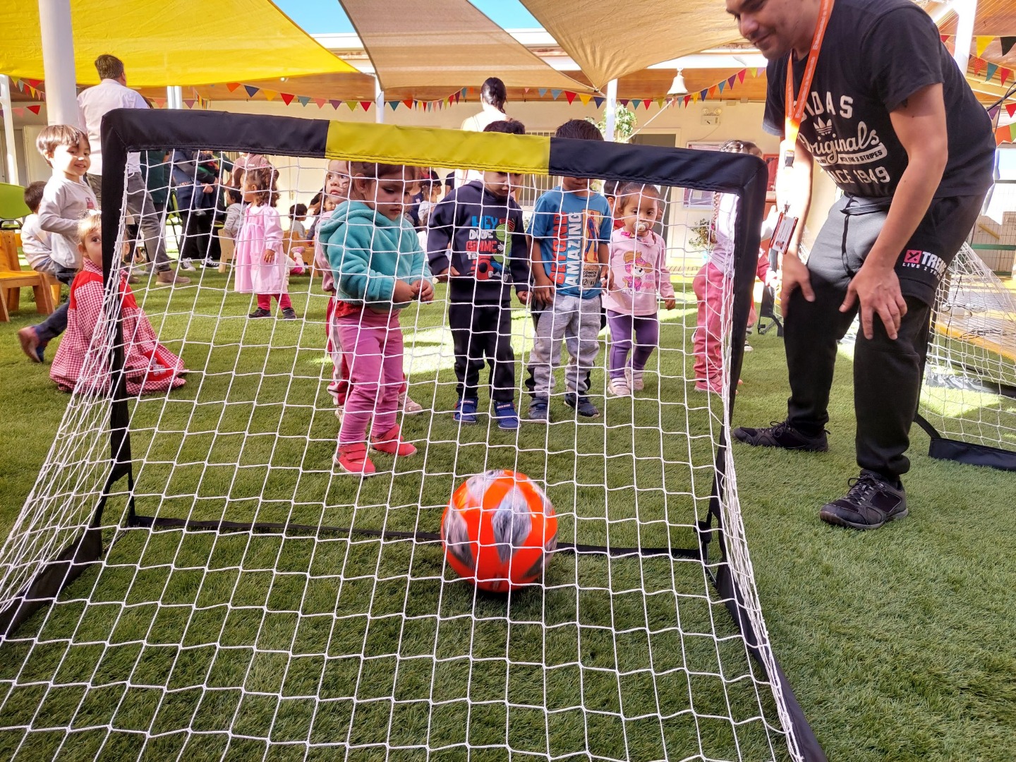 Entrega de implementos deportivos a jardines