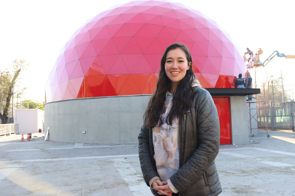 Claudia Escobar es de madre chilena y viajó desde Estados Unidos para instalar los programas computacionales que controlan la imagen, el sonido y la iluminación del domo.