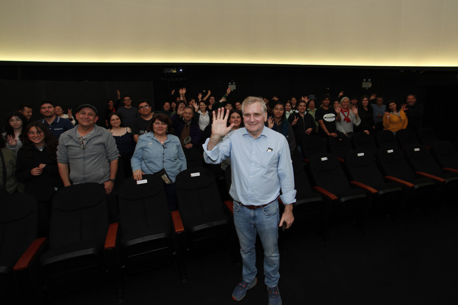 La primera actividad de extensión del Centro de Difusión Científica Comunal contó con la presencia de Mario Hamuy, quien compartió con los asistentes, regaló libros, respondió sus preguntas.