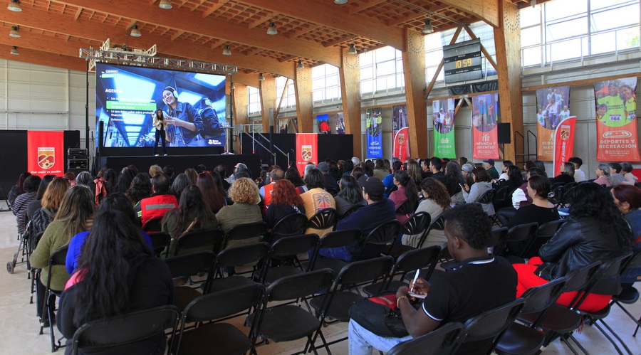 Charla de Educación Financiera congregó a trabajadores, emprendedores y jefes/as de hogar en el Polideportivo Marichiweu.