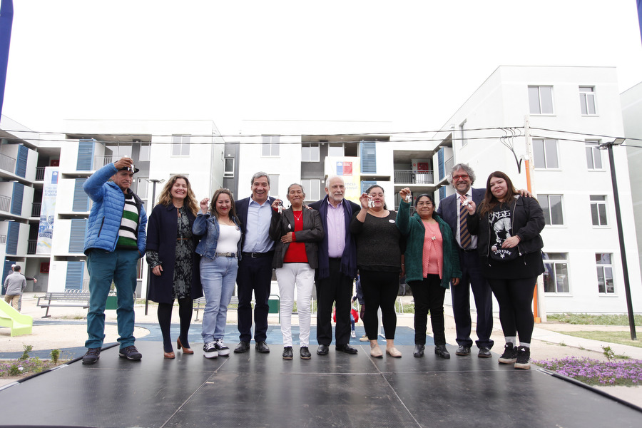 La ceremonia estuvo encabezada por el Ministro de Vivienda, Carlos Montes, y el alcalde de Huechuraba, Carlos Cuadrado Prats.