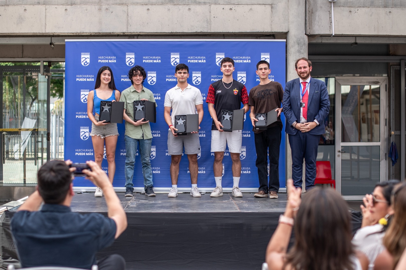 Por primera vez se otorgó el galardón “Estrella de Huechuraba” a más de 20 estudiantes de la comuna.